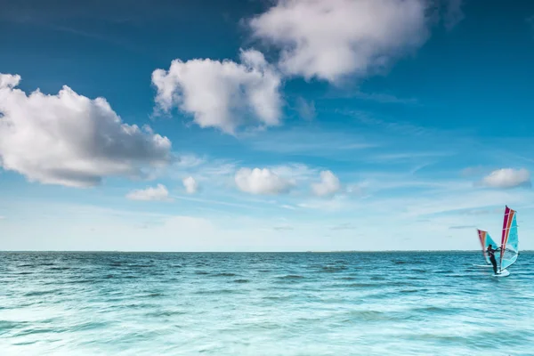 Rüzgar sörfçü Kuzey Denizde sakin bir okyanus üzerinde