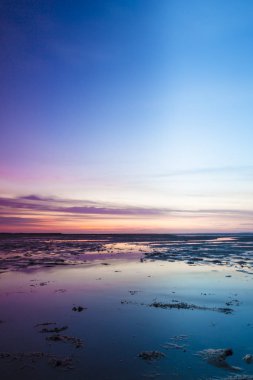 Kuzey Denizi üzerinde renkli pembe günbatımı