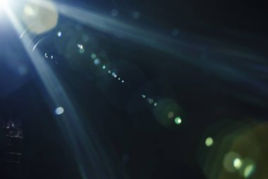 Parlak Mercek parlaması köşesindeki güçlü ışık ile