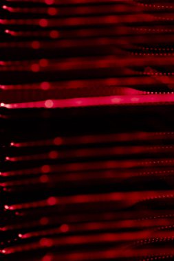 Poligonal kırmızı renkli ışık ışınları