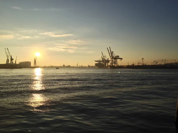 Puesta de sol sobre un puerto y muelles —  Fotos de Stock