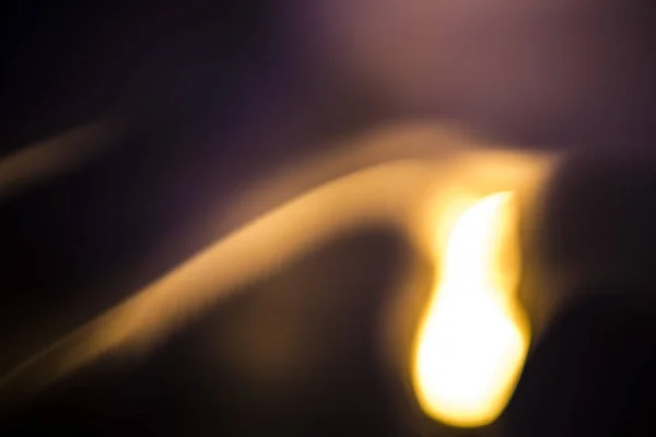 ボケ味を持つライトの黄金のオーバーレイの背景 — ストック写真