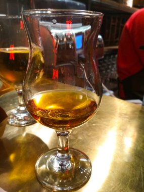 Tezgahın üzerinde biraz Calvados olan içki bardağı. Yaklaş.