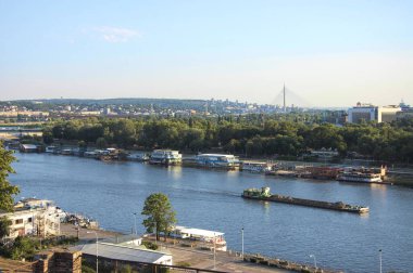 Belgrad, Sırbistan - 11 Temmuz 2017: Yeni Belgrad Belediyesi ve Sava Nehri manzarası