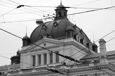 Lviv, Ukrayna - 20 Şubat 2008: Opera tiyatrosu ve mahalleleri