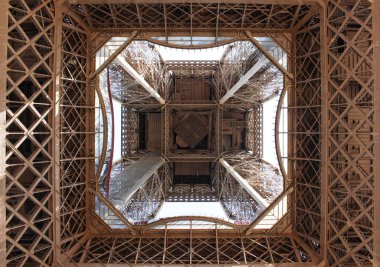 Eyfel Kulesi 'nin manzarasının altında