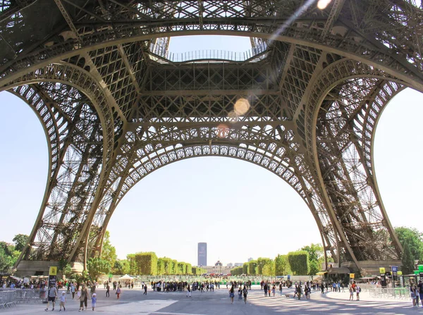 Debaixo Vista Torre Eiffel Com Tour Montparnasse Segundo Plano — Fotografia de Stock