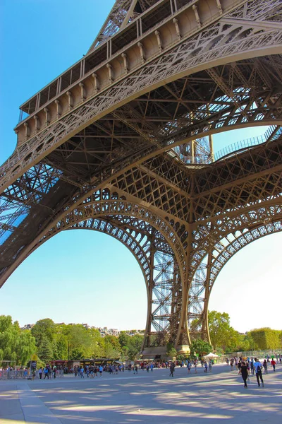 Sob Vista Torre Eiffel Com Pessoas — Fotografia de Stock