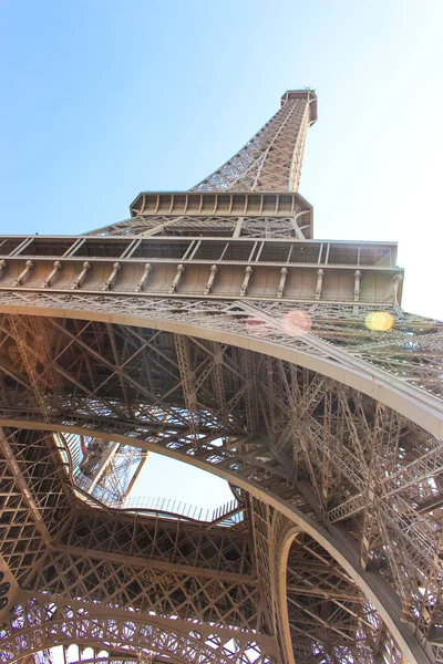 Vista Torre Eiffel Com Reflexão Solar — Fotografia de Stock