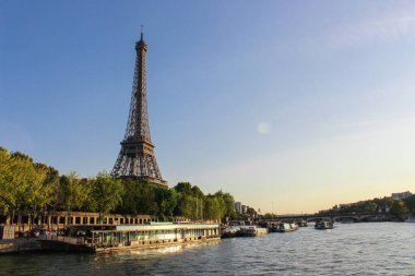La Seine 'den Eyfel Kulesi' nin Günbatımı Manzarası