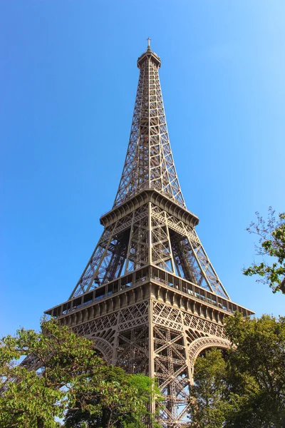 Vista Torre Eiffel Com Árvores Circundantes — Fotografia de Stock