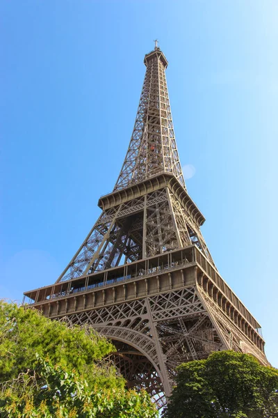 Vista Torre Eiffel Com Árvores Circundantes — Fotografia de Stock