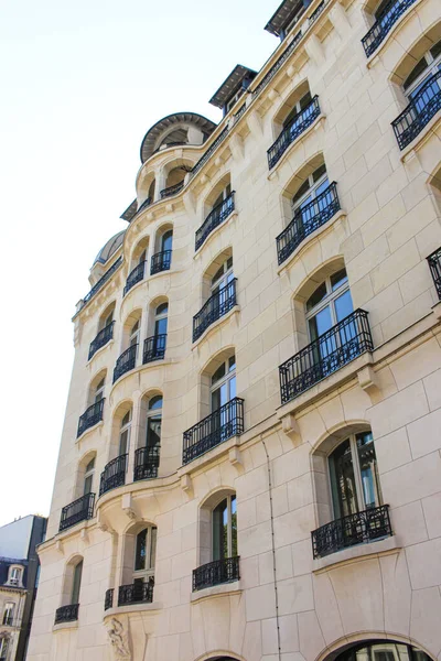 Veduta Tradizionale Edificio Residenziale Con Balconi Tipici Parigi — Foto Stock