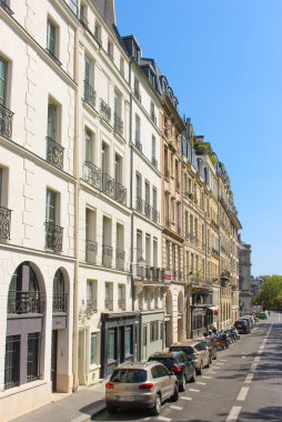 Paris 'te tipik balkonları olan geleneksel bir konut manzarası