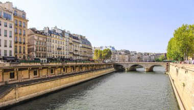 Paris 'te tipik balkonları olan konut binalarının manzarası