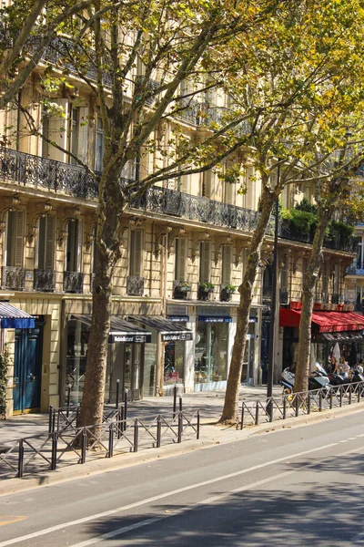 Widok Tradycyjny Budynek Mieszkalny Typowymi Balkonami Paryżu — Zdjęcie stockowe