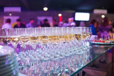 misafirler için yemek şarap