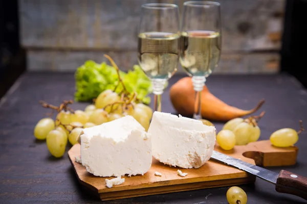 Queso con uva y vino — Foto de Stock