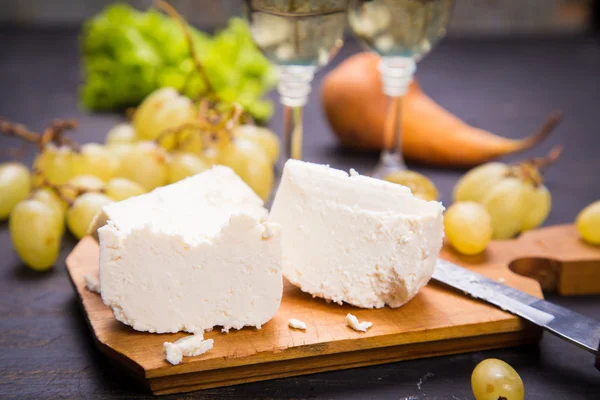 Сыр с вином и вином — стоковое фото