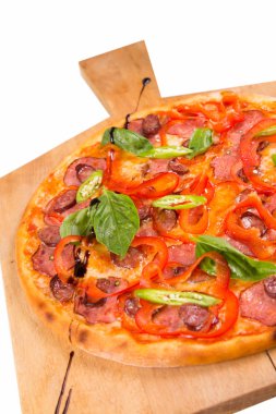 Pizza beyazda izole.