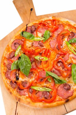 Pizza beyazda izole.