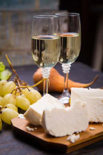 Queso con uva y vino — Foto de Stock