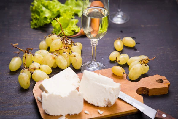 Queso con uva y vino — Foto de Stock