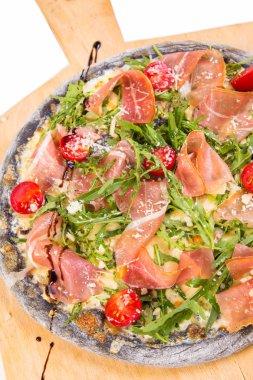 Pizza beyazda izole.