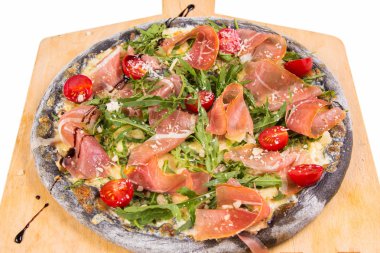 Pizza beyazda izole.