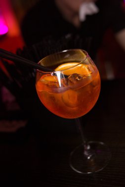 Alkollü turuncu kokteyl 