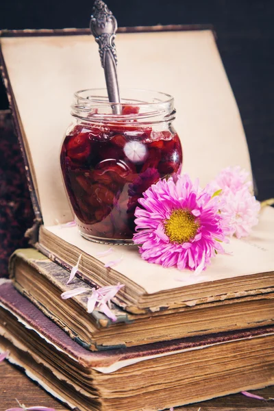 kiraz reçeli ve çiçek