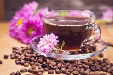 Sıcak kahve ile çiçek