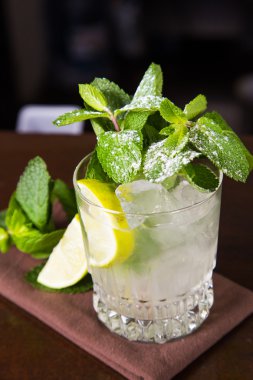 Yeşil alkollü kokteyl