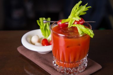 kokteyl votka ve domates suyu ile