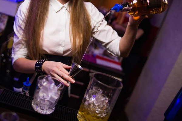 Alkoholischer Cocktail wird ausgeschenkt Stockfoto