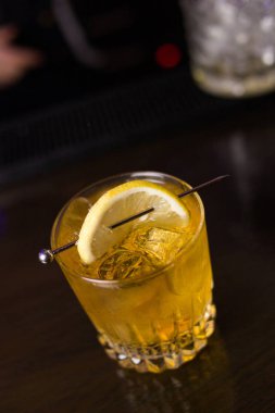 Sarı alkollü kokteyl