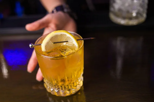 Cocktail alcolico giallo — Foto Stock
