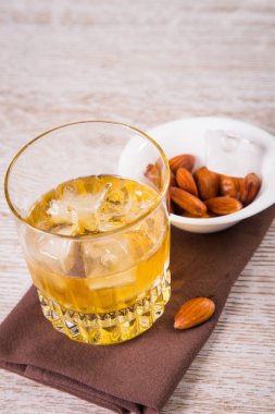 Sarı alkollü kokteyl