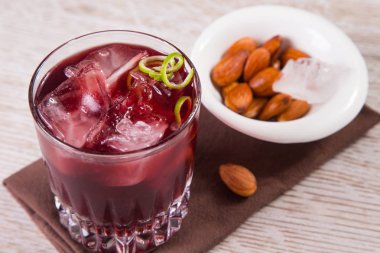 kiraz alkollü kokteyl