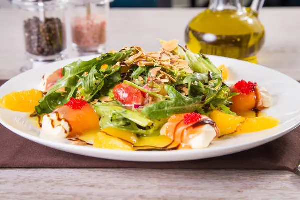 Salade au poisson rouge et orange — Photo
