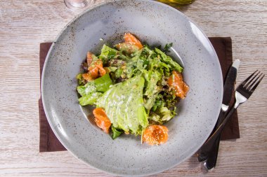 kırmızı balık ve sebze salatası