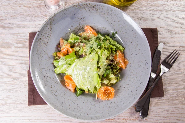 Salade au poisson rouge et aux légumes — Photo