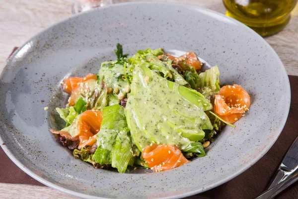 Salada com peixe vermelho e vegetal — Fotografia de Stock