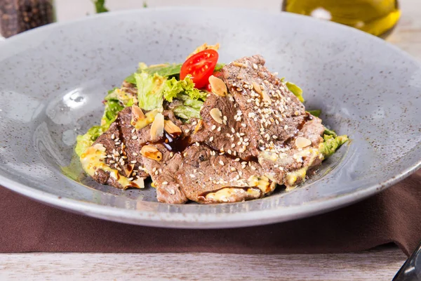 Sığır eti ile sıcak salata — Stok fotoğraf