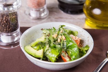 Somon ve avokado salatası.