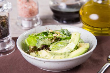 Somon ve avokado salatası.