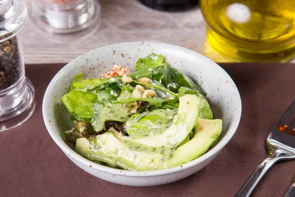 Somon ve avokado salatası.