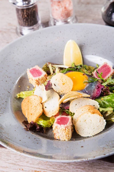 Salat mit Thunfisch und Eigelb — Stockfoto