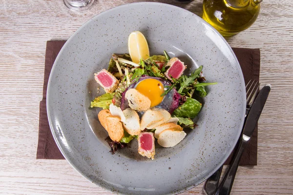 Salad with tuna  and yolk — Stock Photo, Image