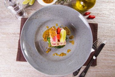 Ispanak üzerinde Taze orkinos